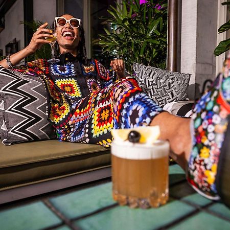 Qt Melbourne Hotell Eksteriør bilde A woman drinking a beer
