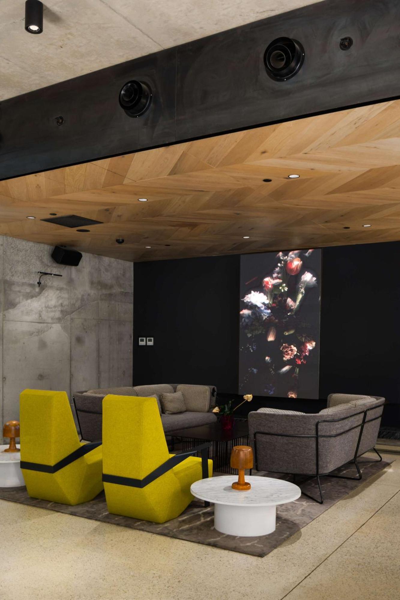 Qt Melbourne Hotell Eksteriør bilde The interior of the 2014 edition of the 100 Design exhibition